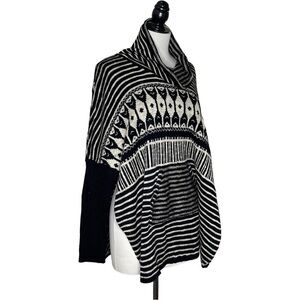 Selfie Couture By Trendology One Size Fits Most Kangaroo Pocket Cowl Sweater